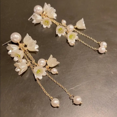 Delicate Long Flower Tassel Jewelry Earring featuring translucent white floral motifs with pearl accents and fine gold-toned chains, perfect for elegant and stylish occasions.